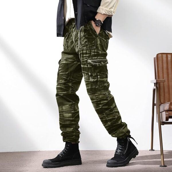 Image d'un homme portant un pantalon treillis camouflage avec 5 poches, un choix pratique et tendance.